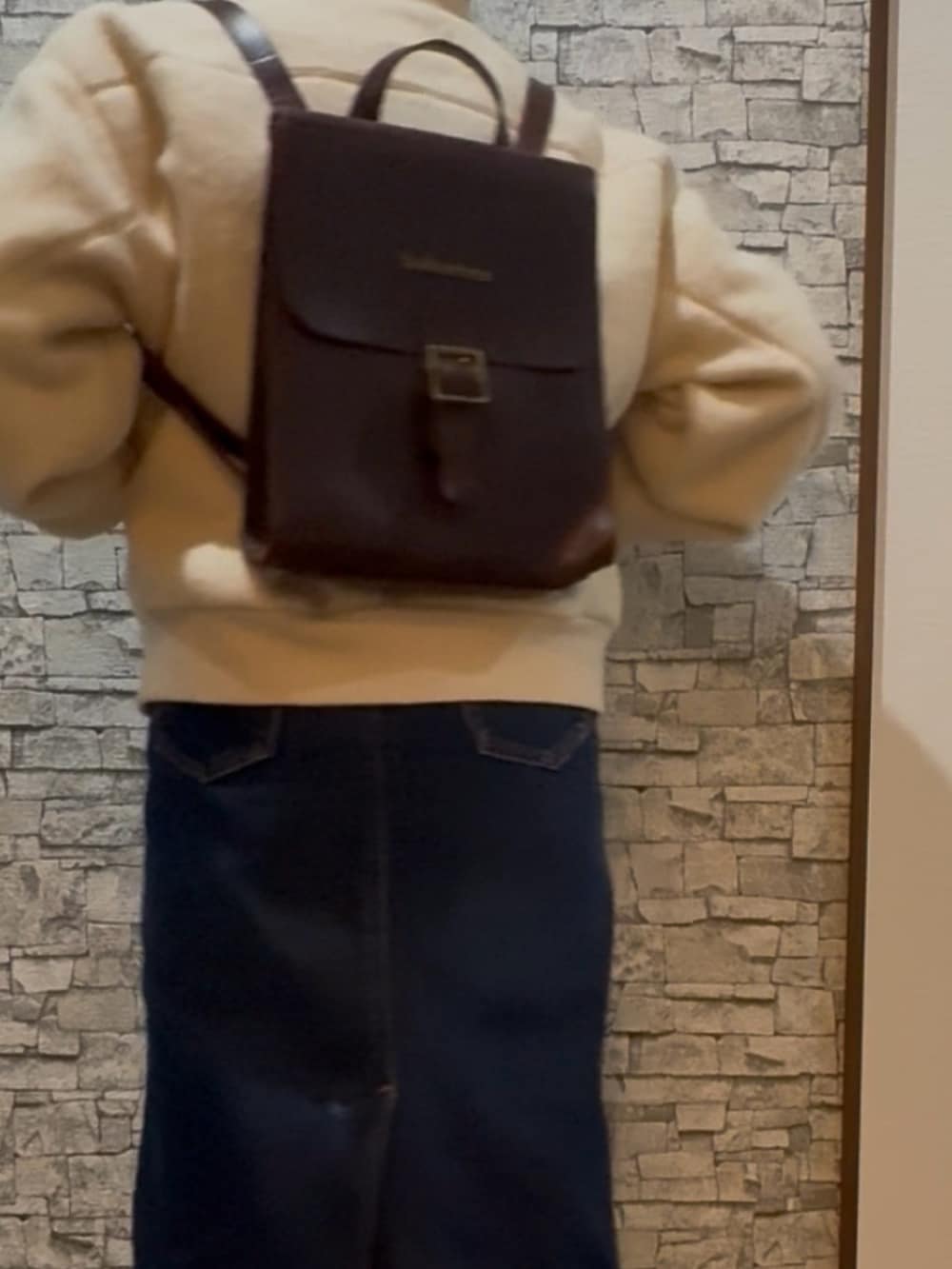 ホワイト系のブルゾン、その他のデニムスカート、ホワイト系のブーツを着用したレディースの冬コーディネートの4枚目の写真