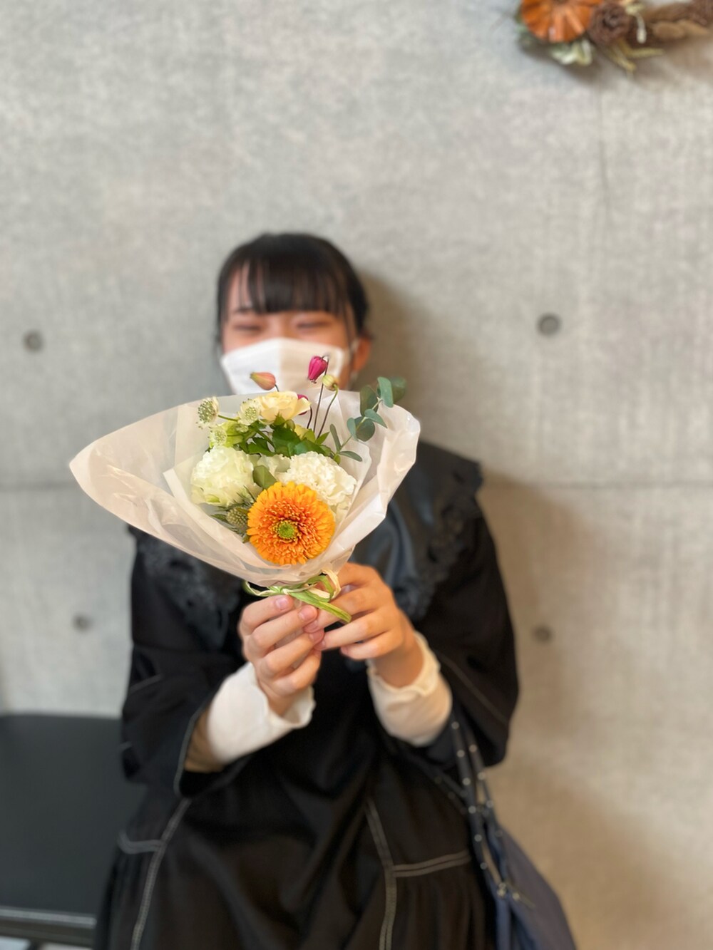 ブルー系のハンドバッグを着用したキッズの秋コーディネートの2枚目の写真