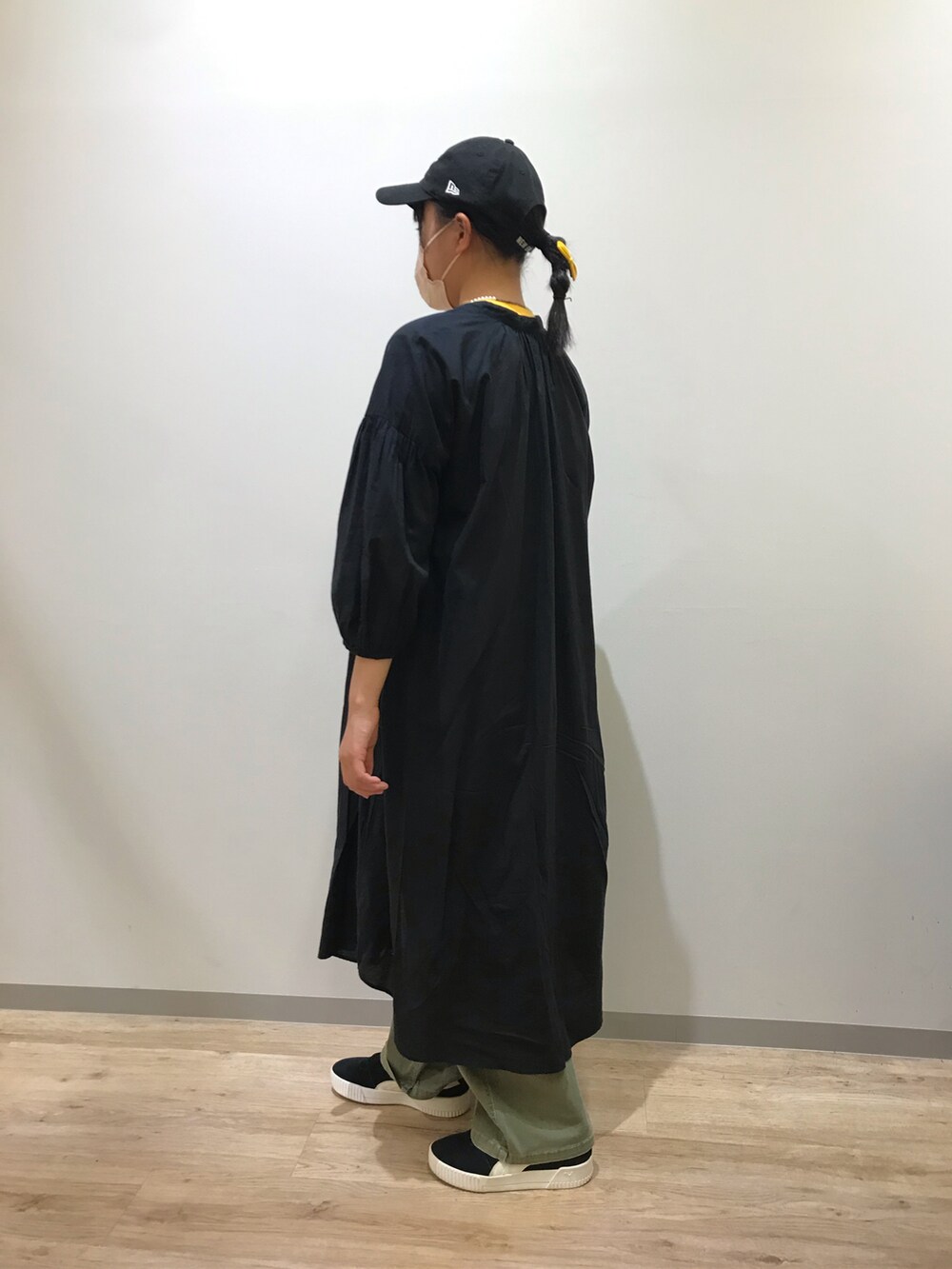 ブラック系のキャップを着用したキッズの春コーディネートの2枚目の写真