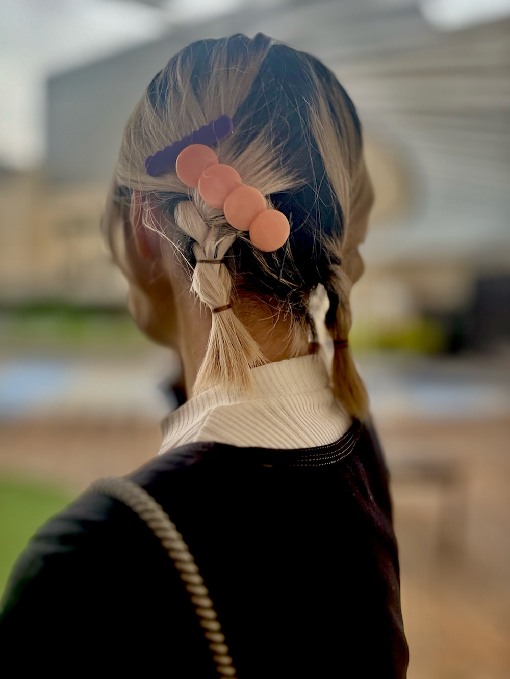 ブラック系のワンピース、ブラック系のスニーカーを着用したレディースの春コーディネートの3枚目の写真