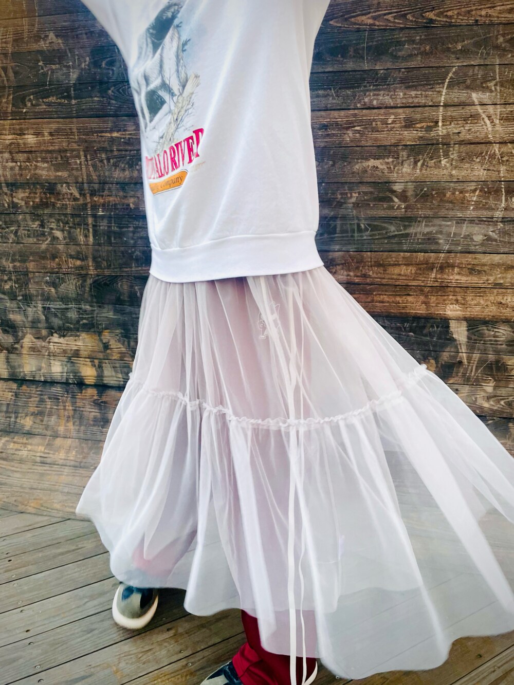 ホワイト系のスウェット、その他のワンピース/ドレスを着用したキッズの春コーディネートの2枚目の写真