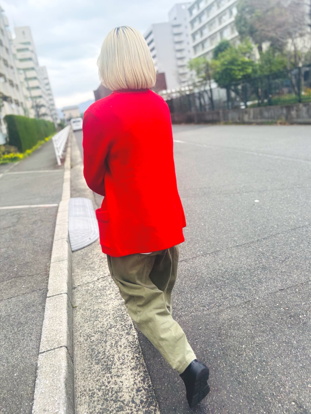 ホワイト系のTシャツ/カットソー、レッド系のジャケット/アウター、ブラック系のトートバッグを着用したキッズの春コーディネートの2枚目の写真