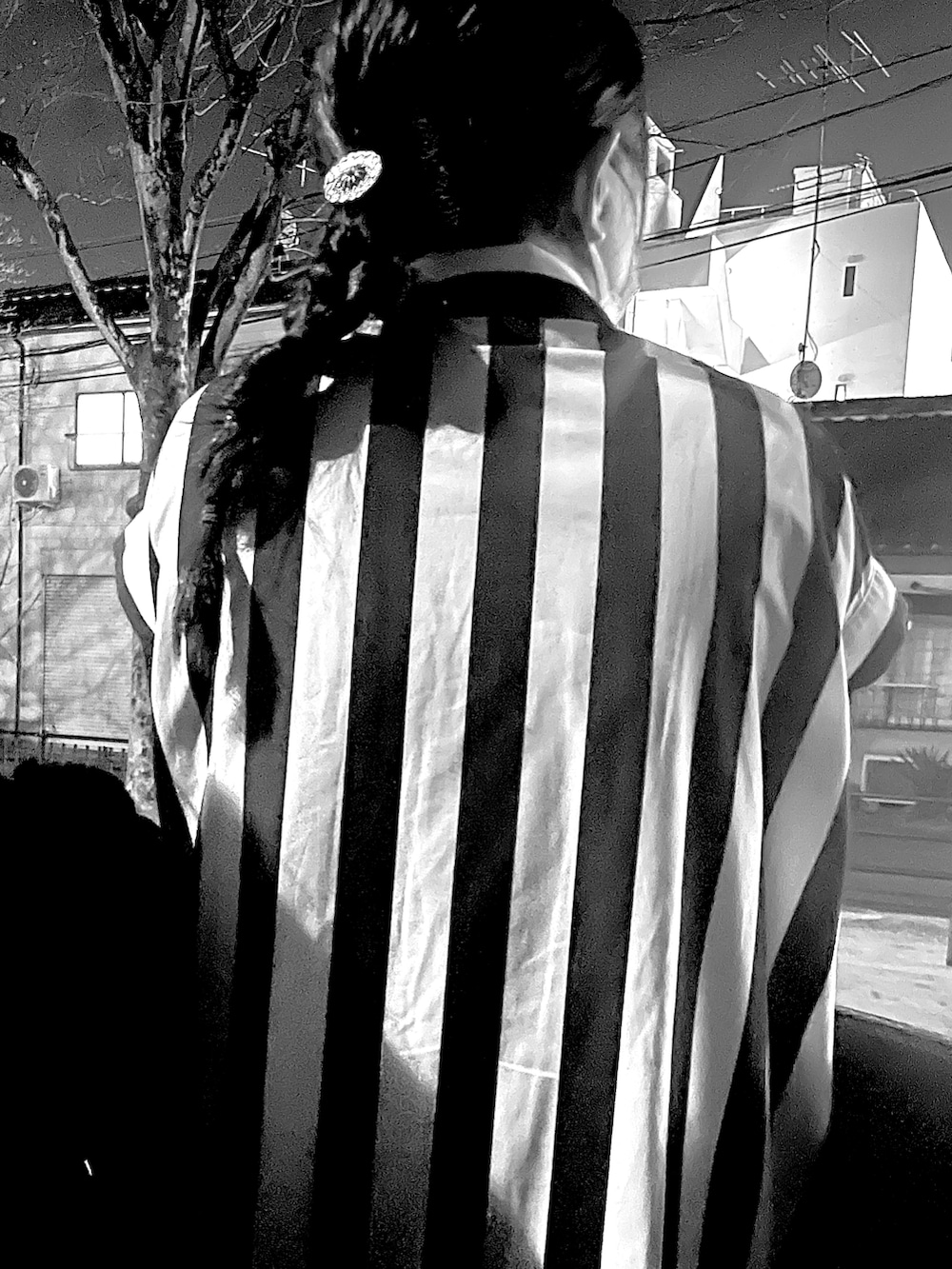 ブラック系のワンピースを着用したキッズの春コーディネートの2枚目の写真