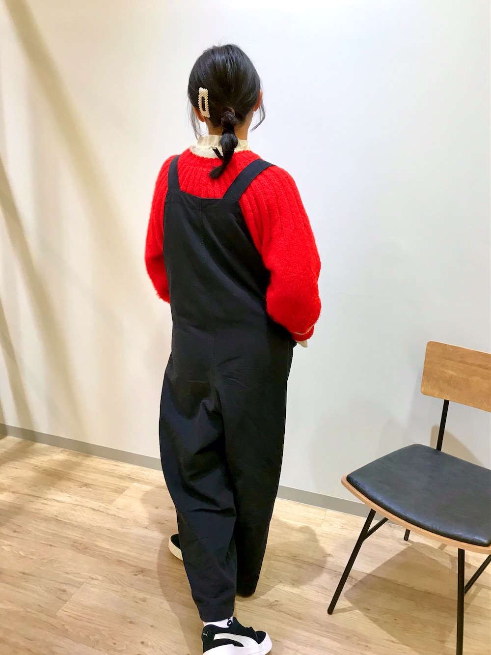 ブラック系のサロペット/オーバーオール、ブラック系のスニーカーを着用したキッズの冬コーディネートの2枚目の写真