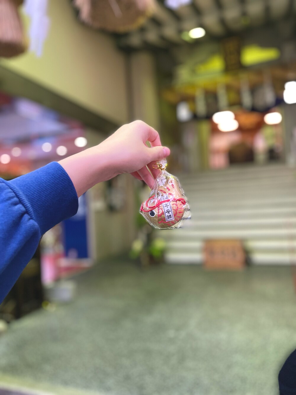 グリーン系のノーカラージャケット、ブルー系のワンピースを着用したキッズの冬コーディネートの2枚目の写真