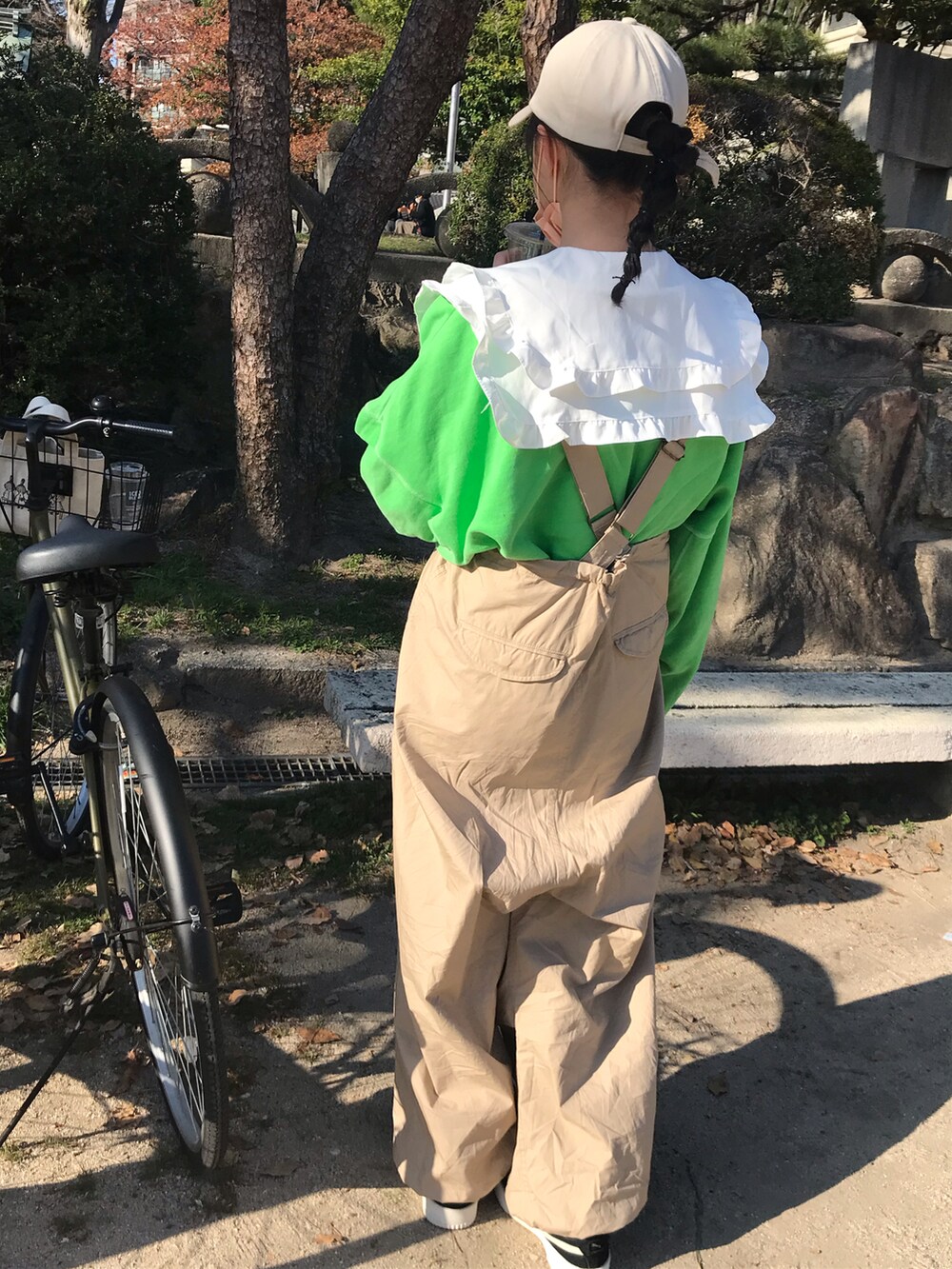 ホワイト系のシャツ/ブラウス、ベージュ系のつなぎ/オールインワンを着用したキッズの春コーディネートの2枚目の写真