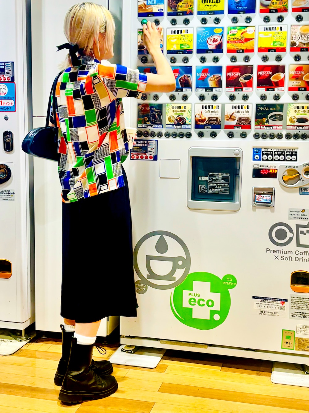 ブラック系のパンツ、その他のシャツ/ブラウスを着用したキッズの夏コーディネートの2枚目の写真