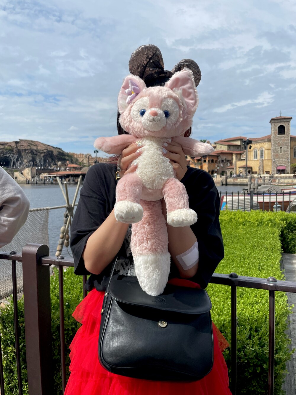 レッド系のスカート、ブラック系のTシャツ/カットソーを着用したキッズの秋コーディネートの2枚目の写真