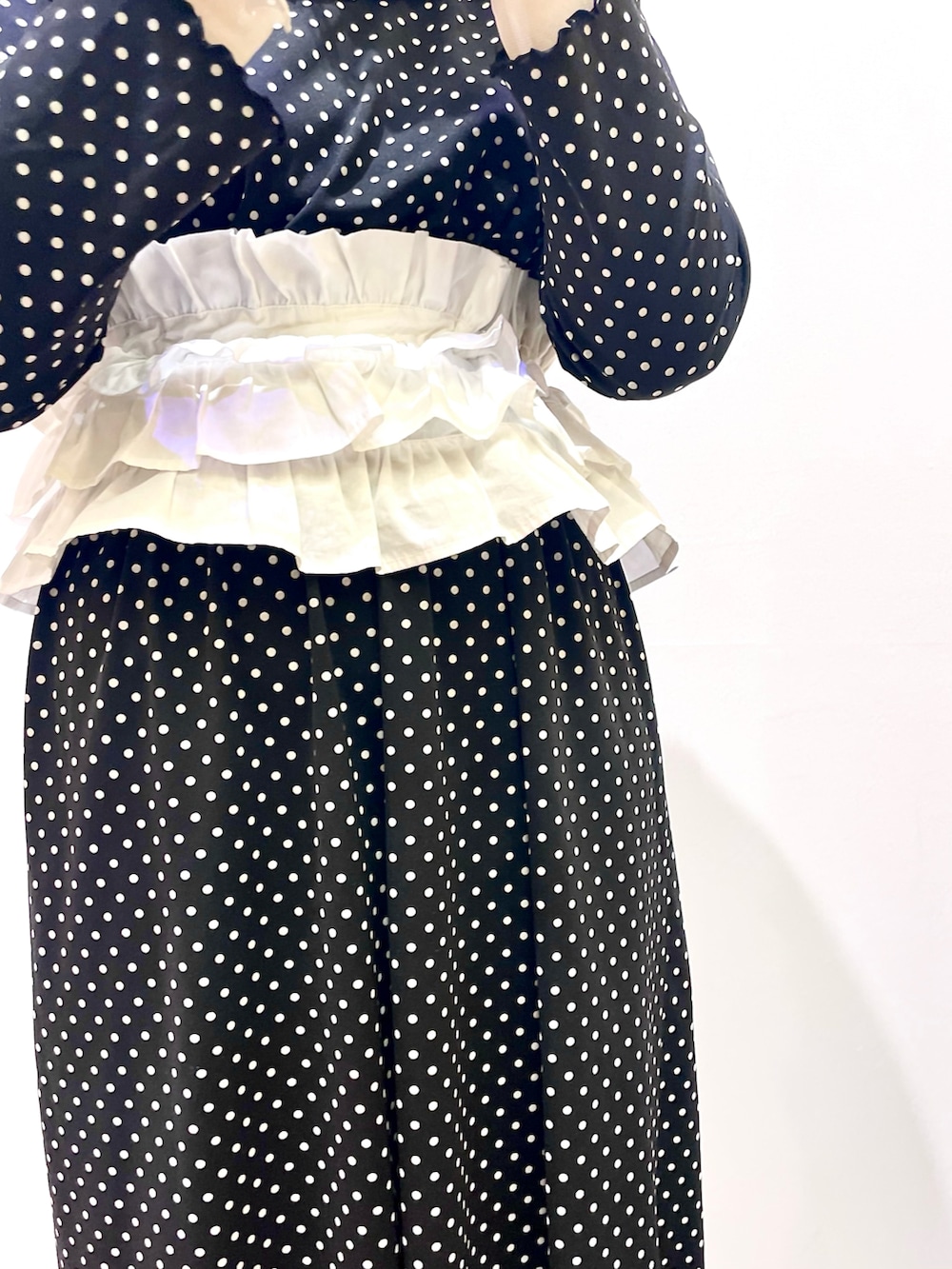 ホワイト系の付け襟を着用したキッズの春コーディネートの2枚目の写真