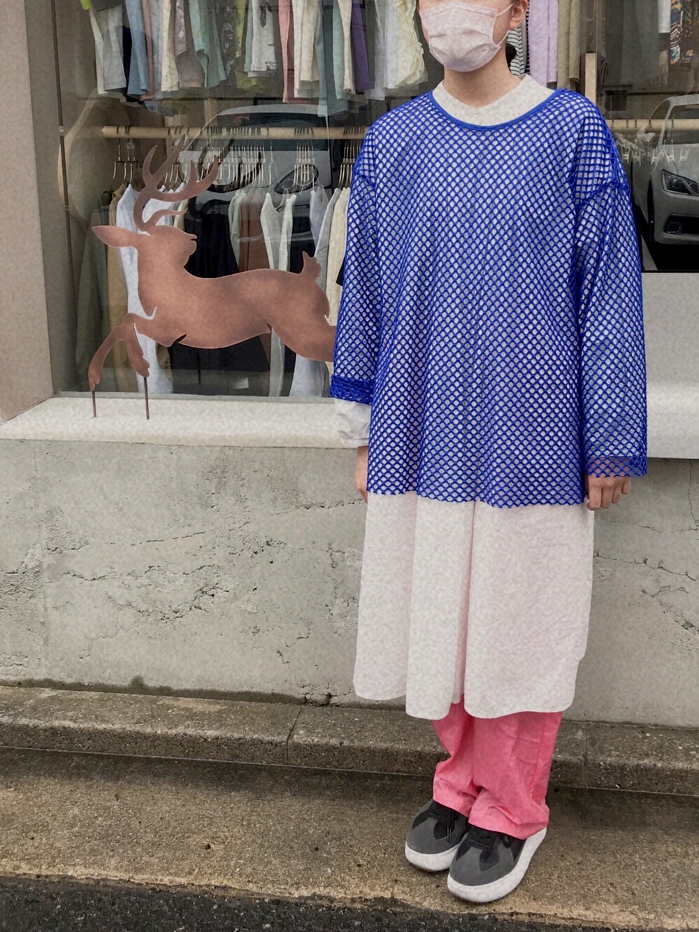 ブルー系のその他トップス、ピンク系のその他パンツを着用したキッズの春コーディネートの2枚目の写真