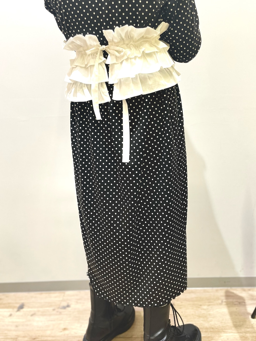 ホワイト系の付け襟を着用したキッズの春コーディネートの3枚目の写真