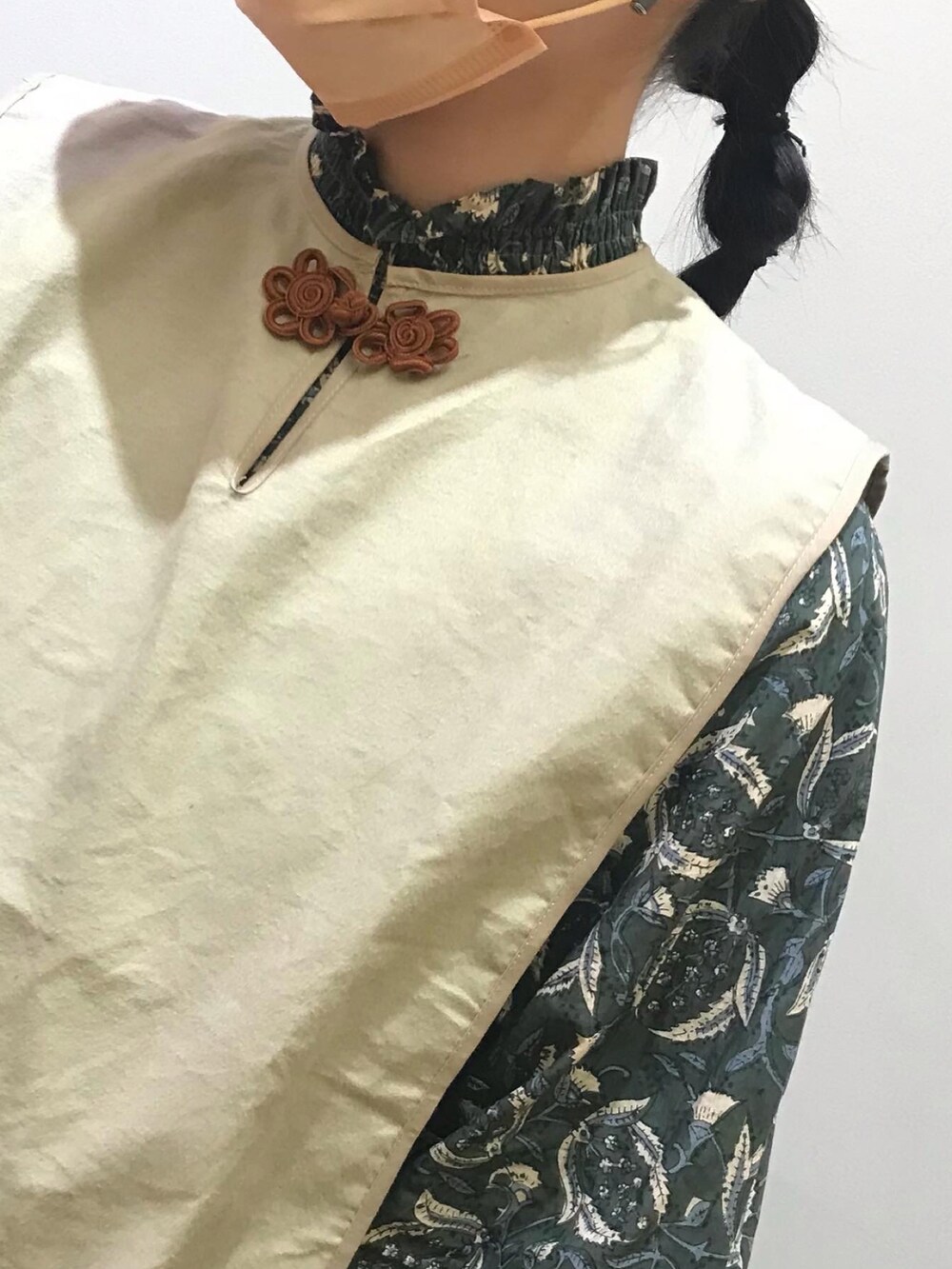 グリーン系のワンピース、ブラック系のスニーカーを着用したキッズの春コーディネートの5枚目の写真