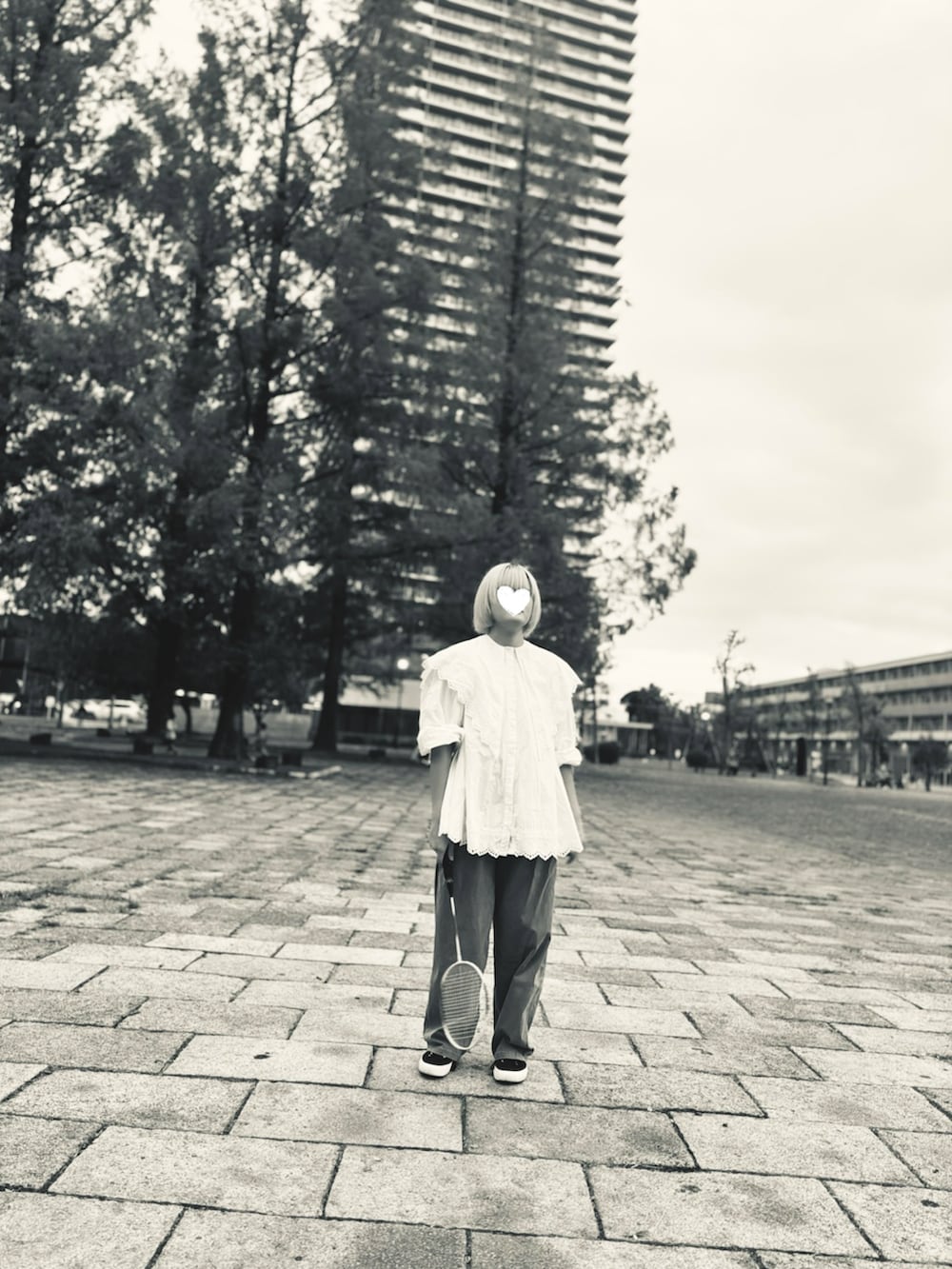 グリーン系のサロペット/オーバーオール、ホワイト系のシャツ/ブラウスを着用したキッズの秋コーディネートの2枚目の写真