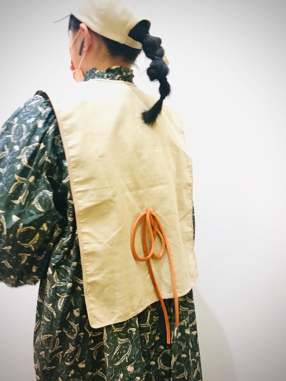 グリーン系のワンピース、ブラック系のスニーカーを着用したキッズの春コーディネートの4枚目の写真