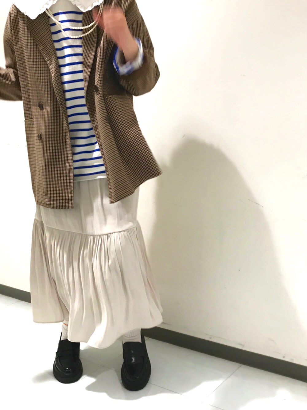 ブラウン系のジャケット/アウター、ブラック系のローファー、ホワイト系のスカートを着用したキッズの春コーディネートの3枚目の写真