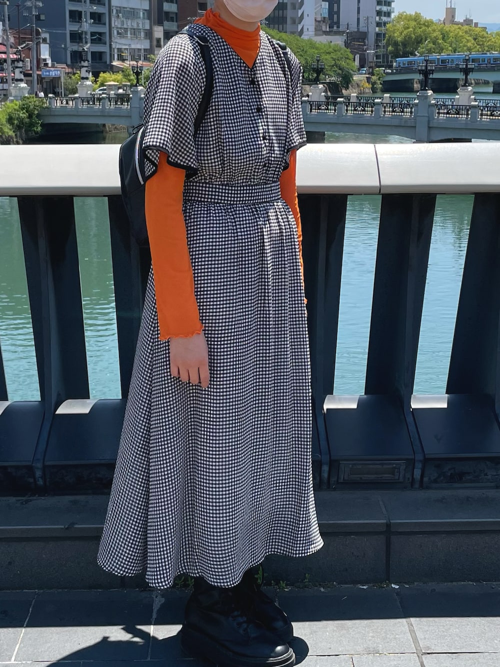 ブラック系のワンピース、ブラック系のバックパック/リュックを着用したキッズの春コーディネートの2枚目の写真