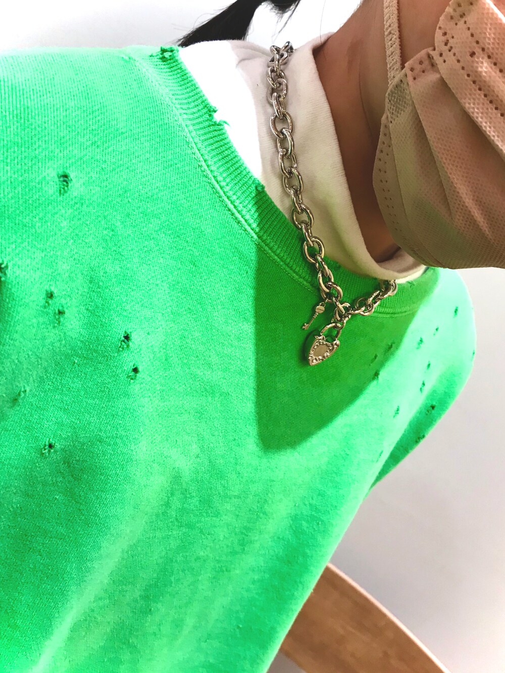 ブラック系のスニーカー、ピンク系のその他パンツ、ブラック系のワンピース/ドレスを着用したキッズの冬コーディネートの3枚目の写真