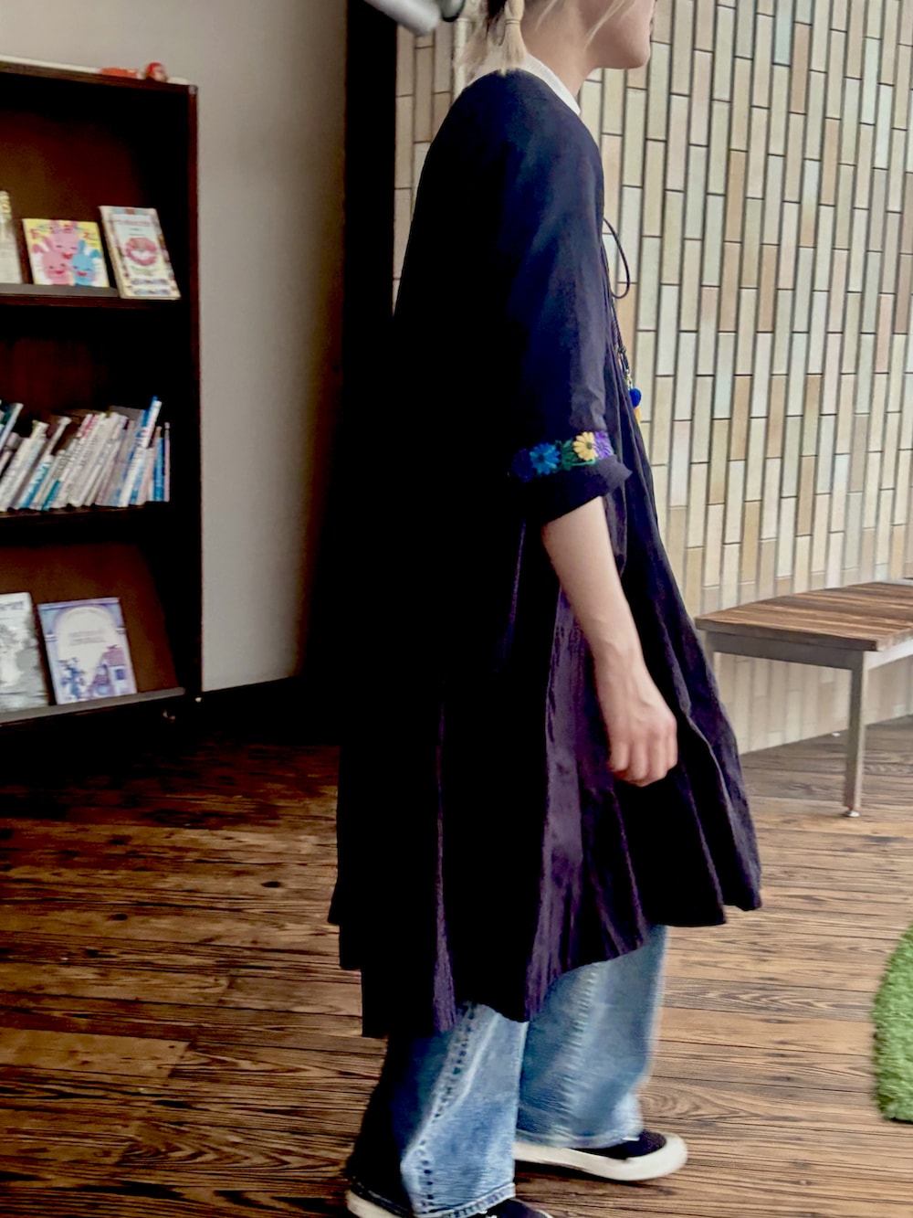 ブラック系のワンピース、ブラック系のスニーカーを着用したレディースの春コーディネートの2枚目の写真