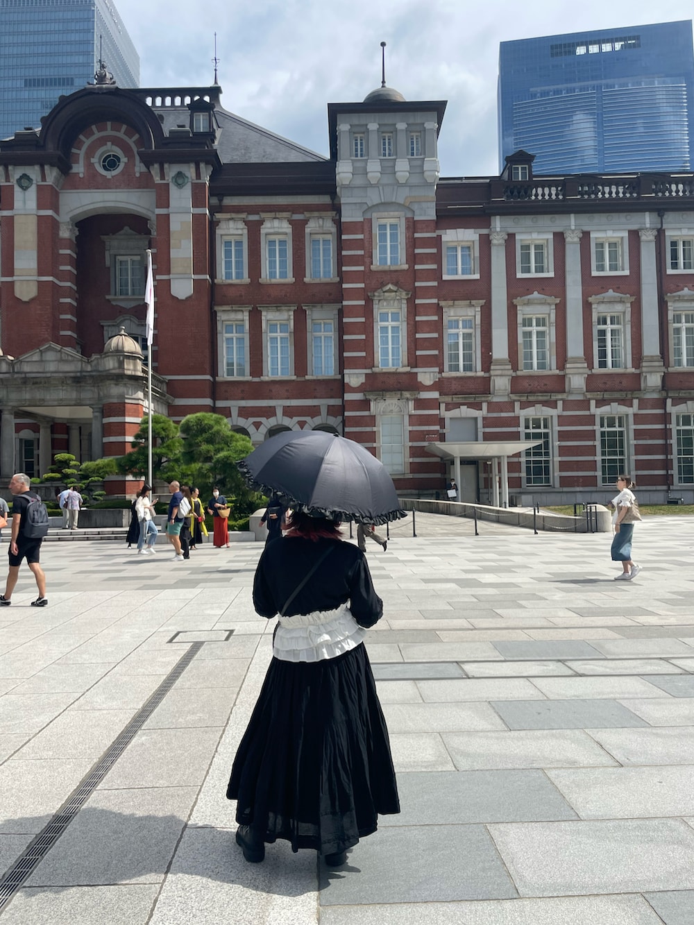 ブラック系のワンピース、ホワイト系の付け襟を着用したキッズの秋コーディネートの2枚目の写真