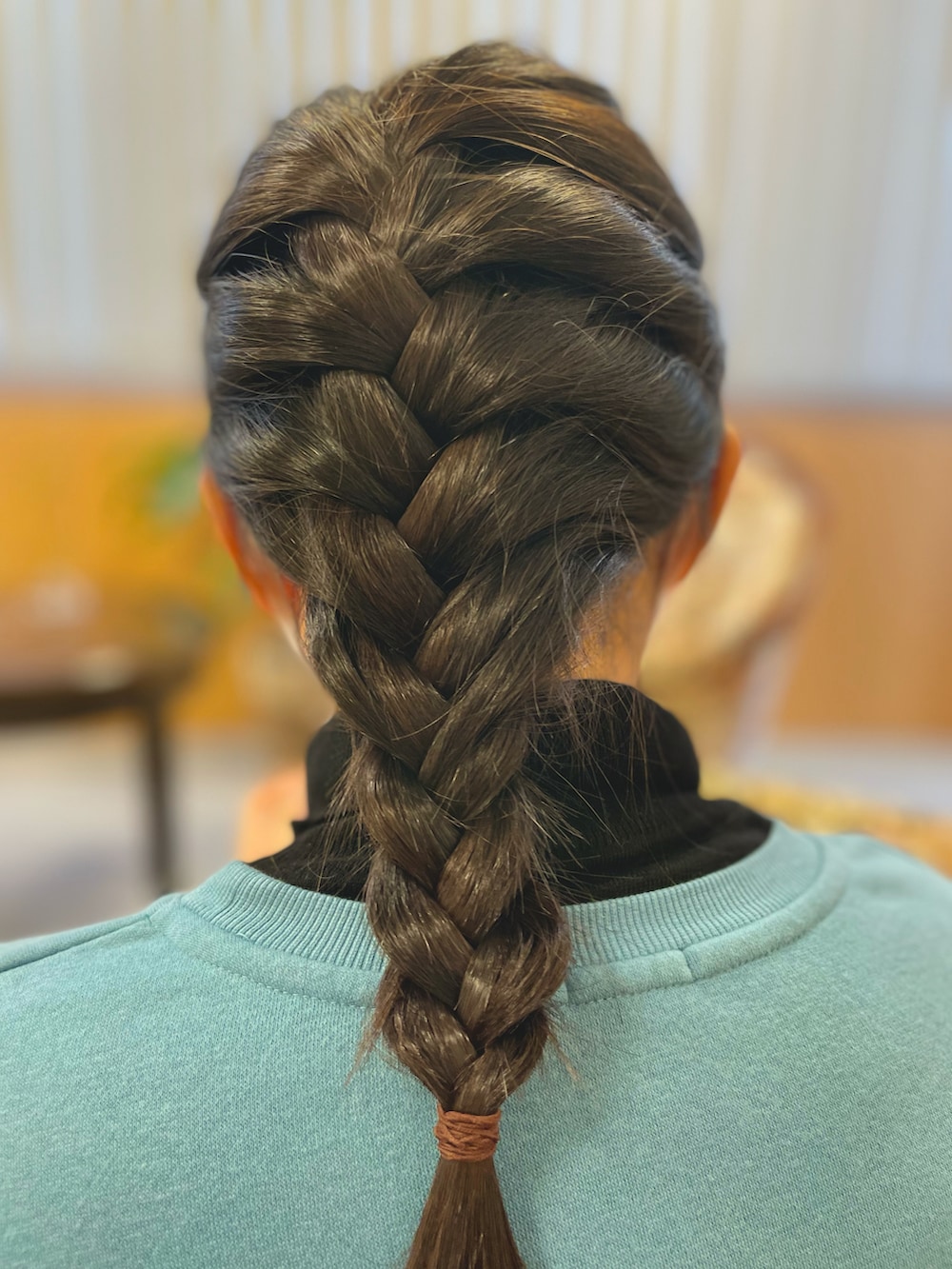 ホワイト系のその他パンツ、ブラック系のステンカラーコートを着用したキッズの冬コーディネートの4枚目の写真