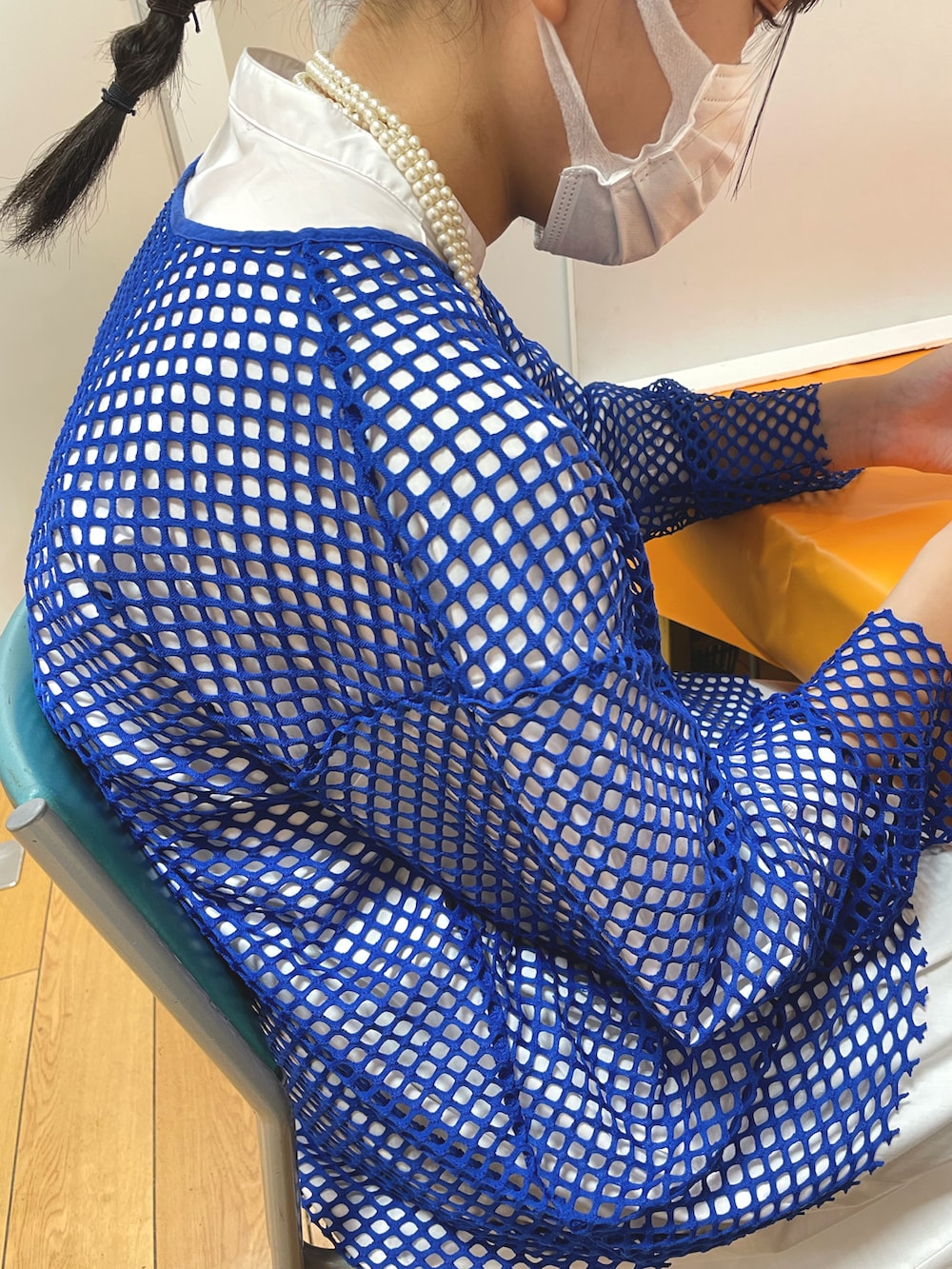 ブルー系のハンドバッグ、ブルー系のその他トップス、ホワイト系のネックレスを着用したキッズの秋コーディネートの3枚目の写真