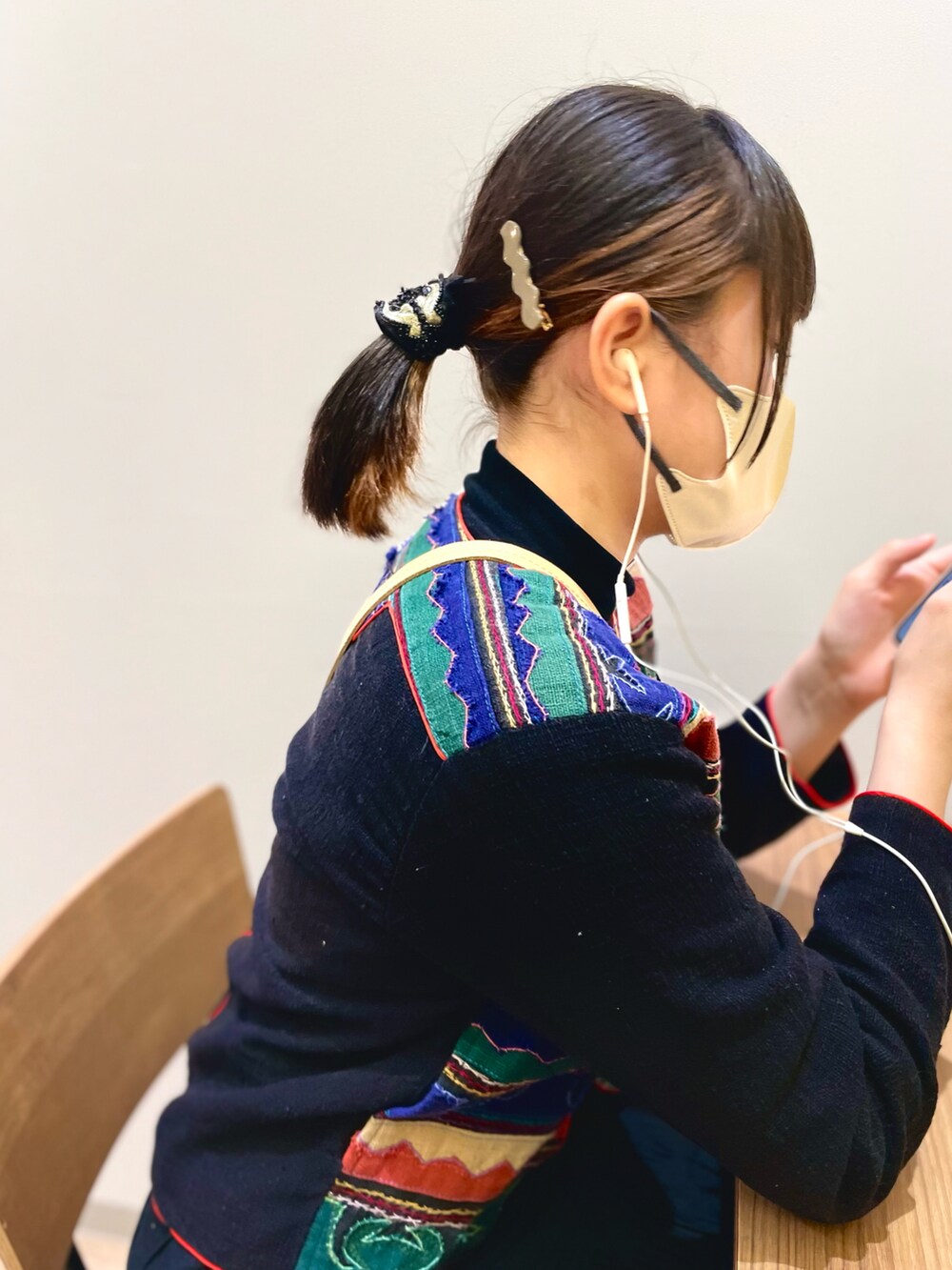 ブラック系のノーカラージャケットを着用したキッズの春コーディネートの2枚目の写真