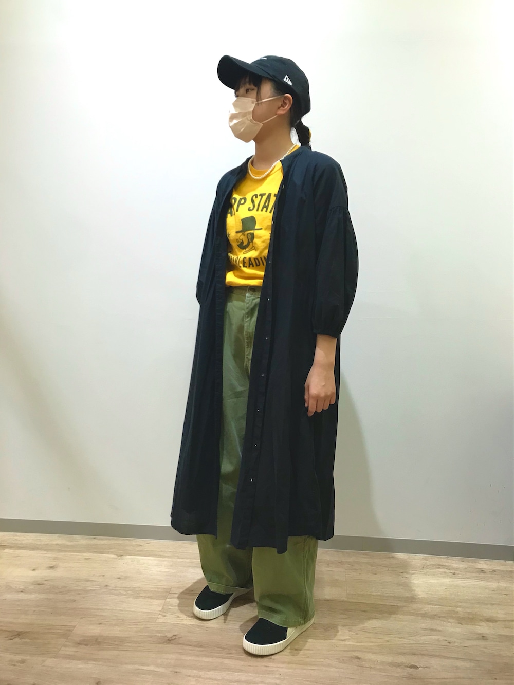 ブラック系のキャップを着用したキッズの春コーディネートの3枚目の写真