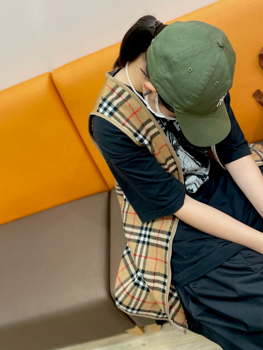 ベージュ系のその他アウター、ブラック系のTシャツ/カットソー、ブラウン系のトートバッグを着用したキッズの秋コーディネートの4枚目の写真