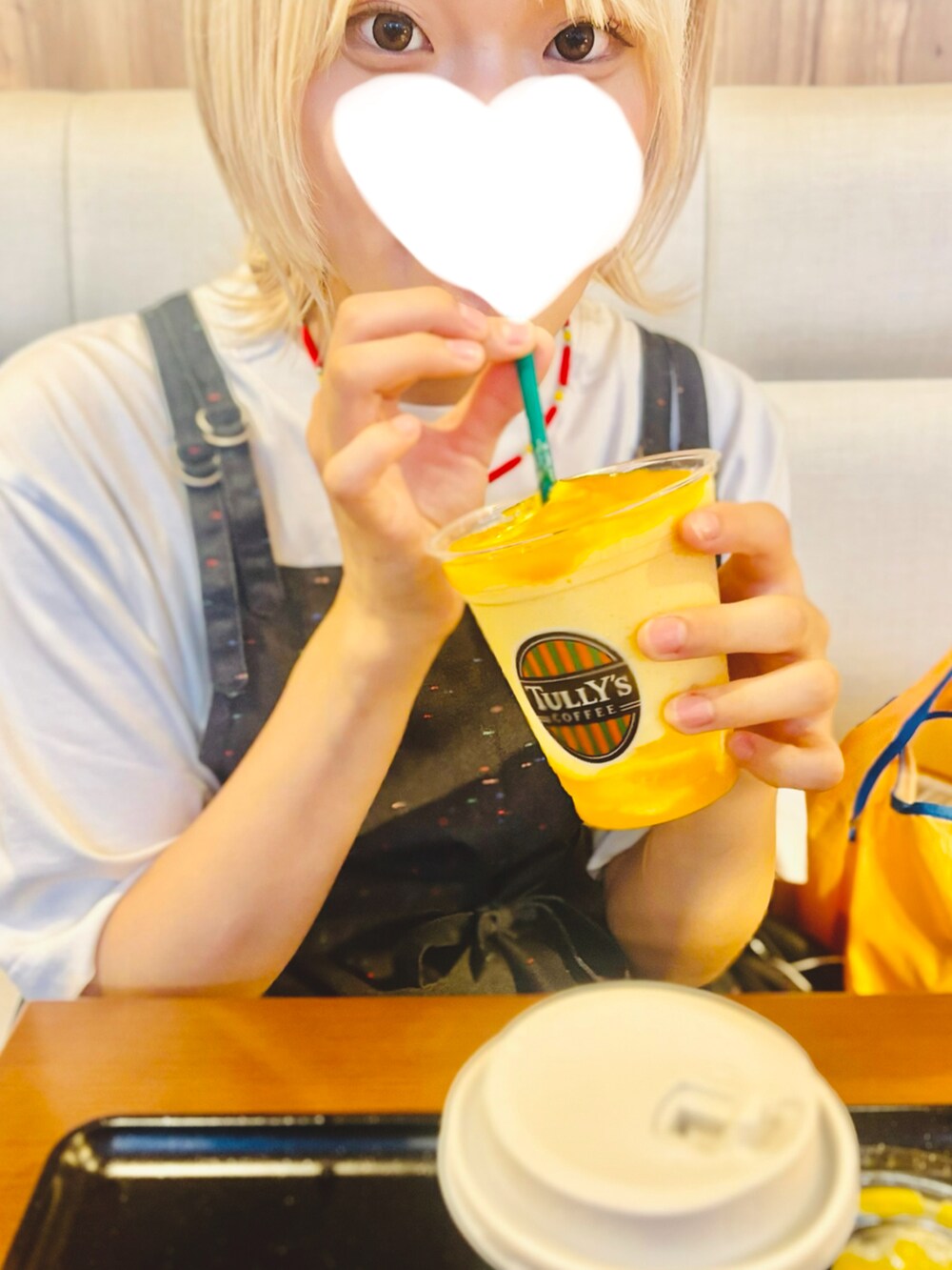 レッド系のネックレスを着用したキッズの夏コーディネートの2枚目の写真