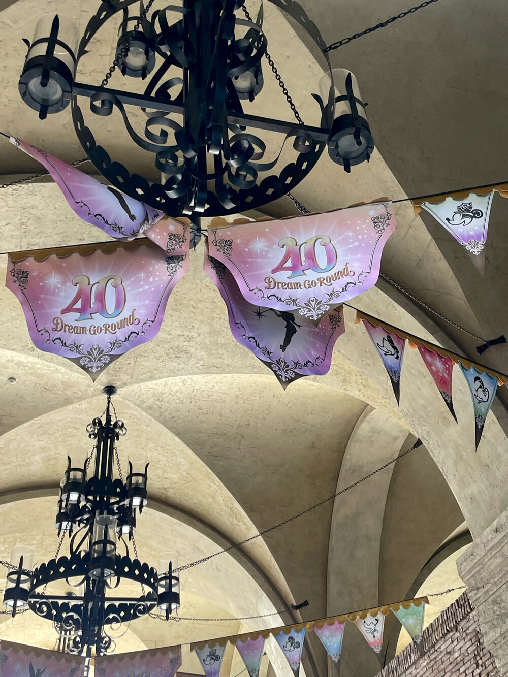 レッド系のスカート、ブラック系のTシャツ/カットソーを着用したキッズの秋コーディネートの3枚目の写真