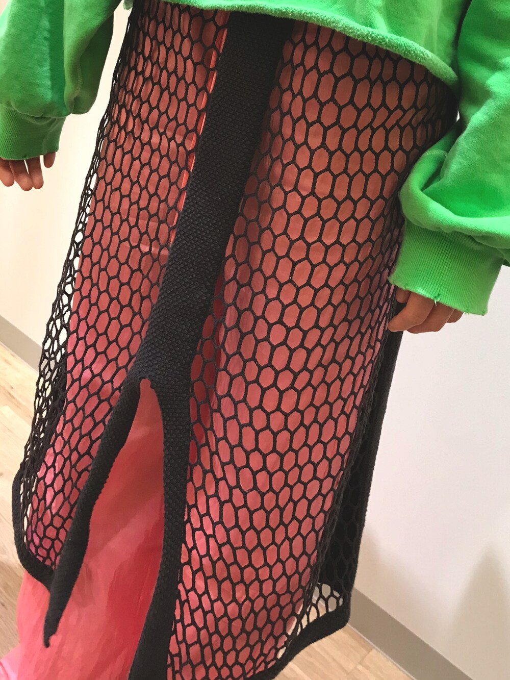 ブラック系のスニーカー、ピンク系のその他パンツ、ブラック系のワンピース/ドレスを着用したキッズの冬コーディネートの2枚目の写真