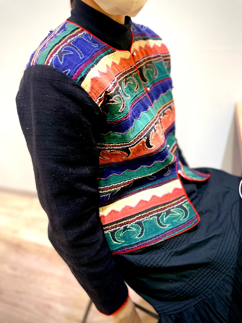 ブラック系のノーカラージャケットを着用したキッズの春コーディネートの4枚目の写真