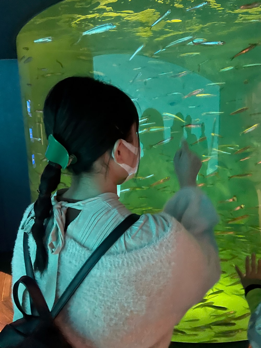 ブラック系のバックパック/リュック、グリーン系のバレッタ/ヘアクリップを着用したキッズの秋コーディネートの3枚目の写真