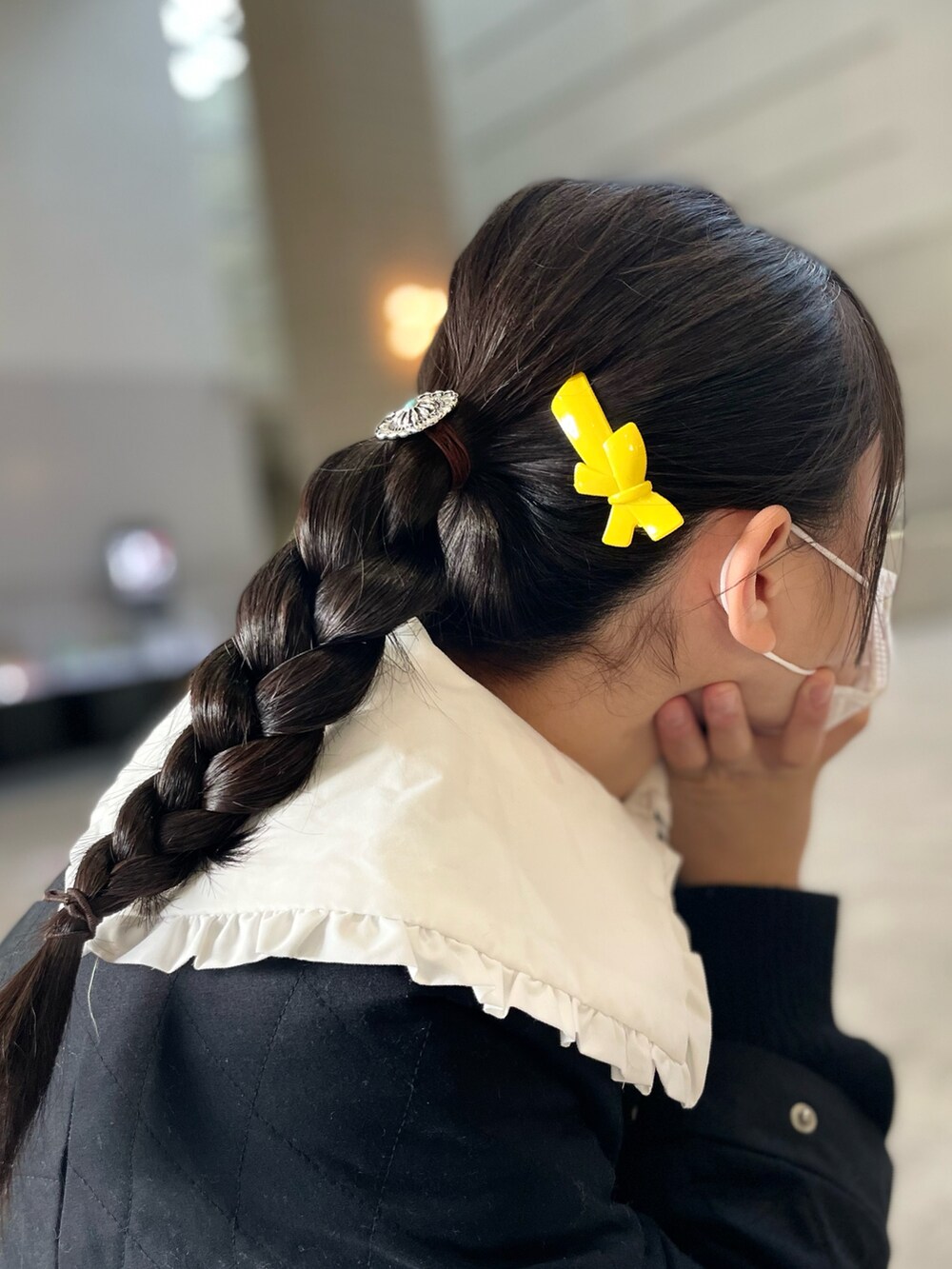 ブラック系のワンピース、ブラック系のノーカラーコートを着用したキッズの春コーディネートの3枚目の写真