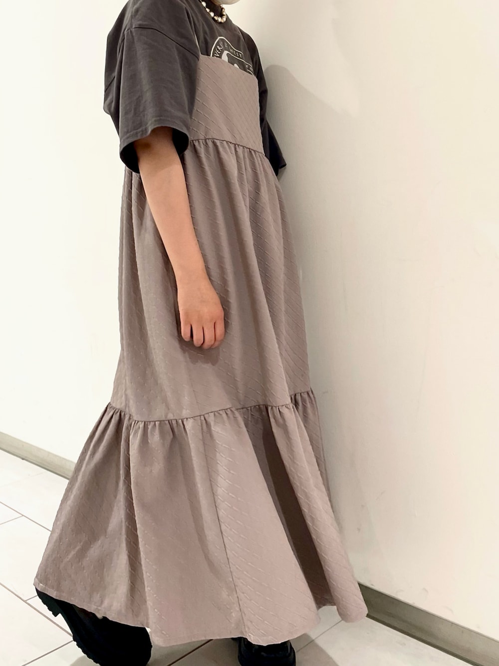 その他のワンピース/ドレス、ゴールド系のネックレスを着用したキッズの夏コーディネートの2枚目の写真