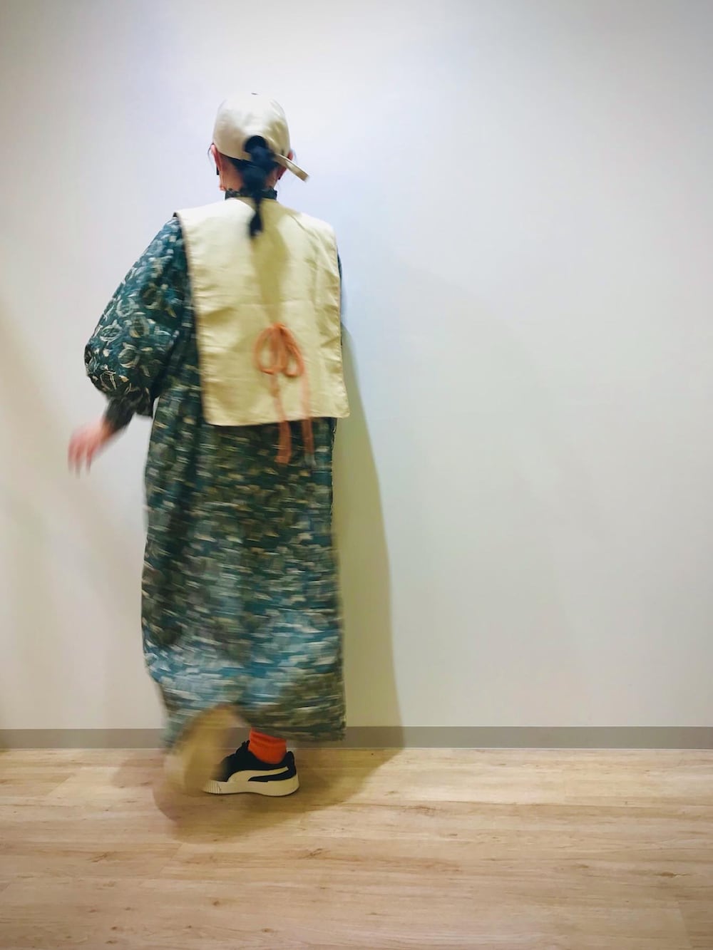 グリーン系のワンピース、ブラック系のスニーカーを着用したキッズの春コーディネートの2枚目の写真