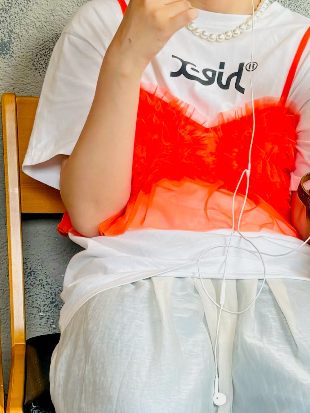 ホワイト系のTシャツ/カットソー、ブラック系のスニーカー、ホワイト系のワンピースを着用したキッズの夏コーディネートの2枚目の写真