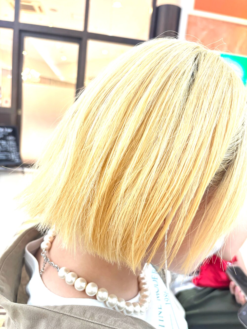 ベージュ系のシャツ/ブラウス、ブラック系のスニーカーを着用したキッズの秋コーディネートの2枚目の写真