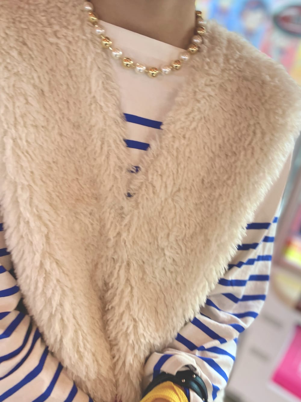 ゴールド系のネックレスを着用したキッズの秋コーディネートの2枚目の写真