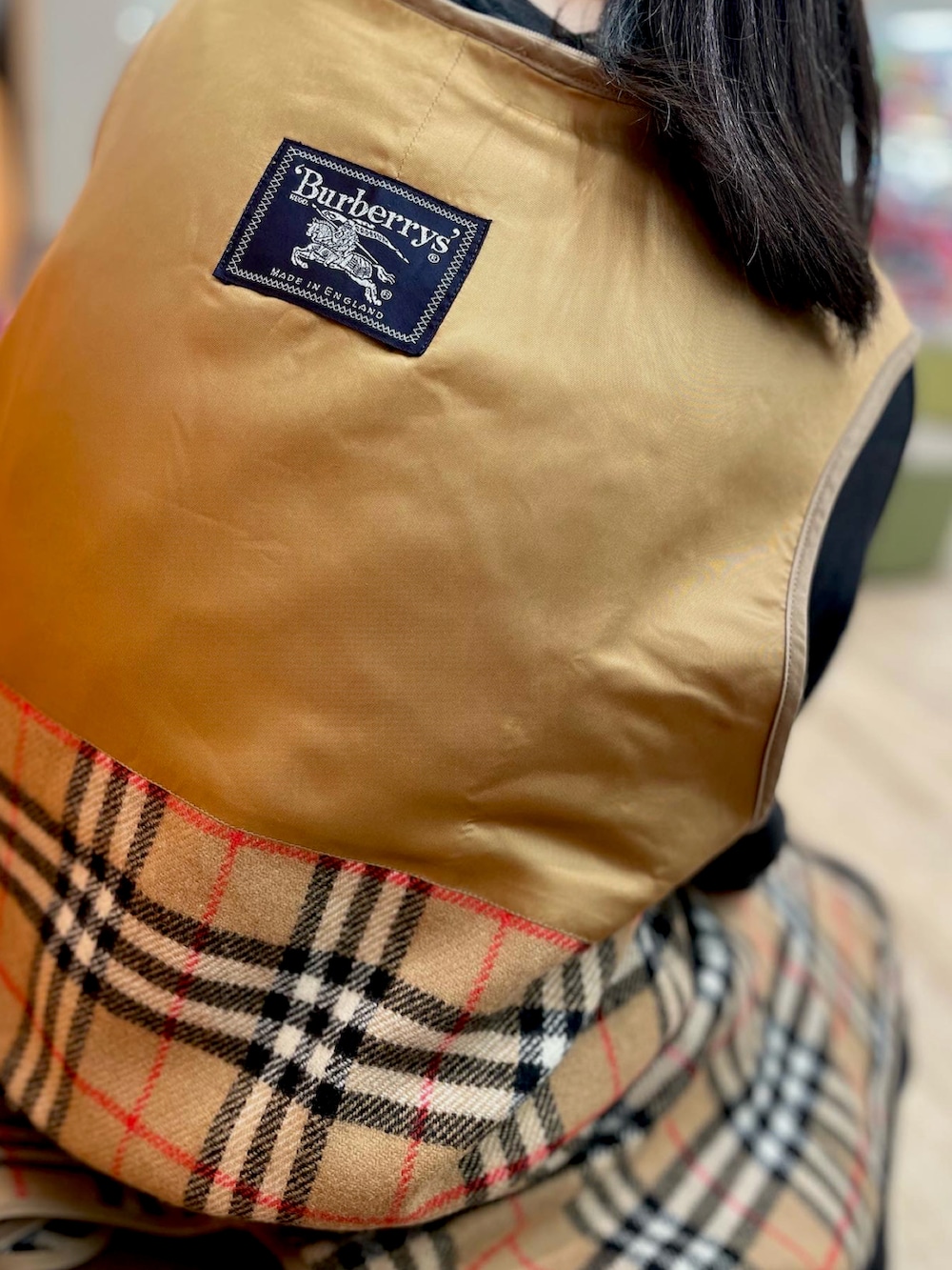 ベージュ系のその他アウター、ブラック系のTシャツ/カットソー、ブラウン系のトートバッグを着用したキッズの秋コーディネートの3枚目の写真