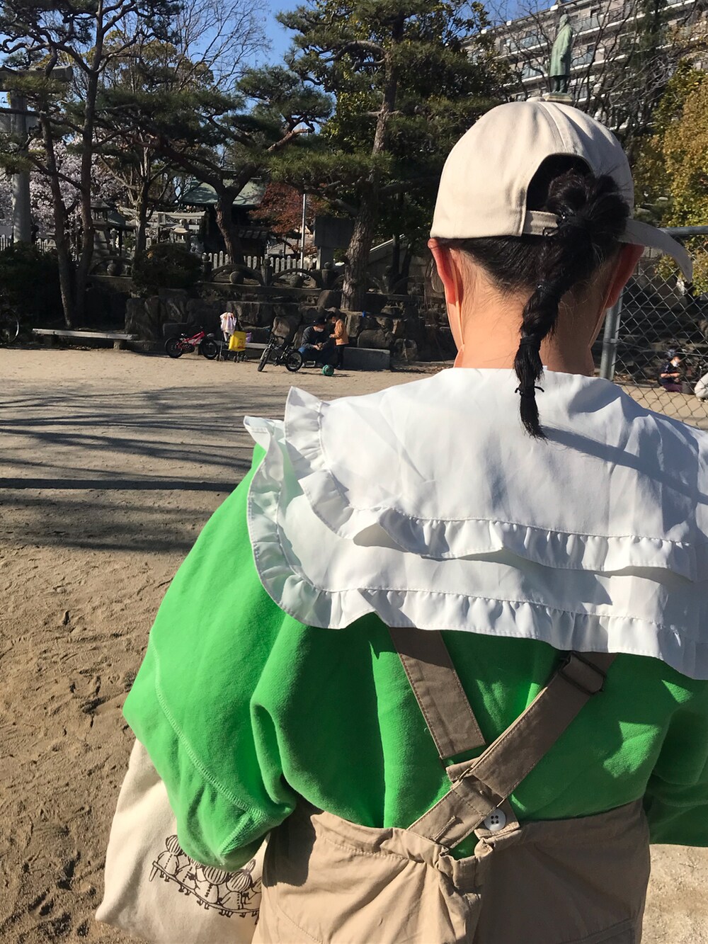 ホワイト系のシャツ/ブラウス、ベージュ系のつなぎ/オールインワンを着用したキッズの春コーディネートの3枚目の写真