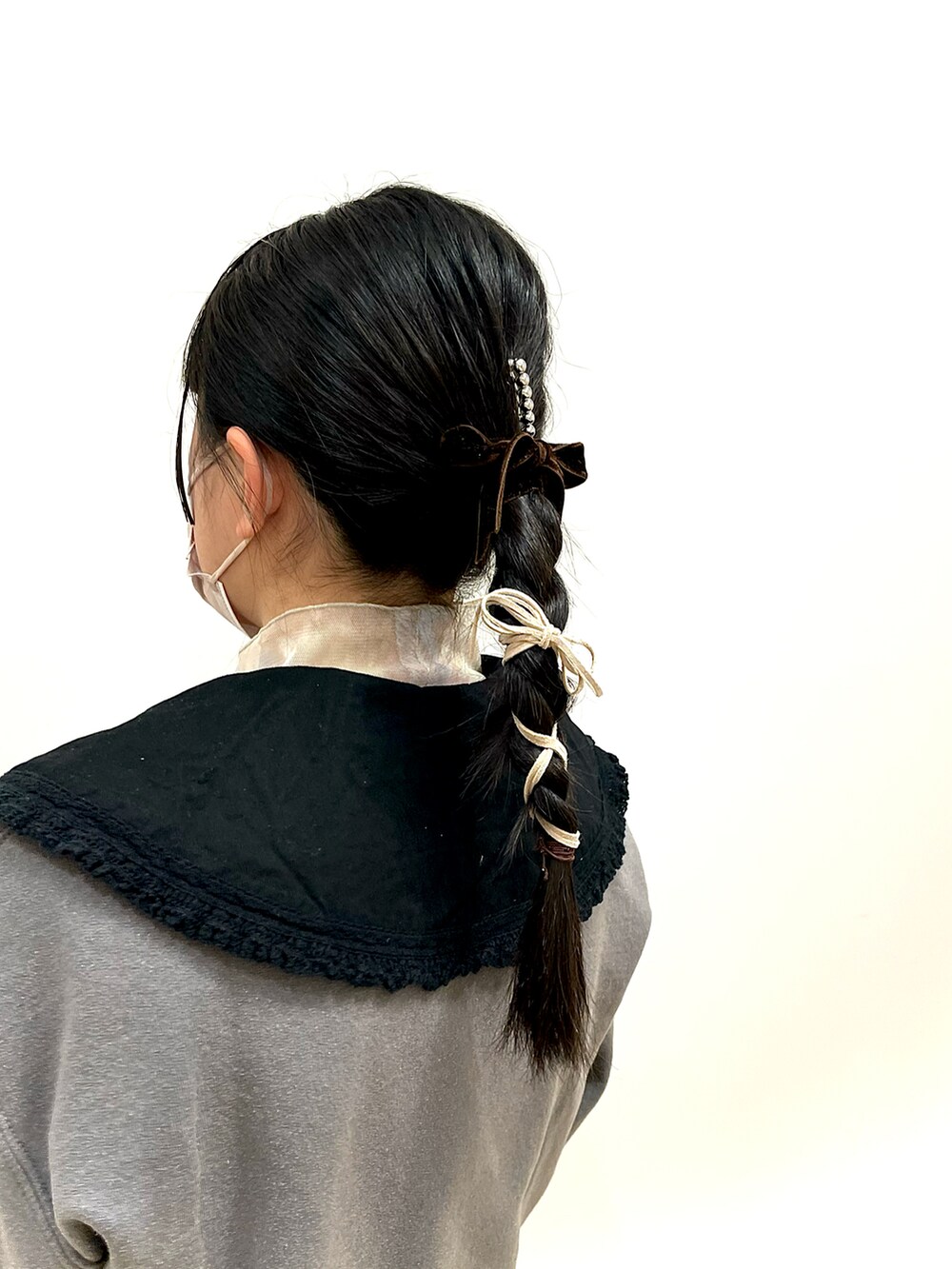 ブルー系のワンピース、ブラウン系のトートバッグを着用したキッズの春コーディネートの2枚目の写真