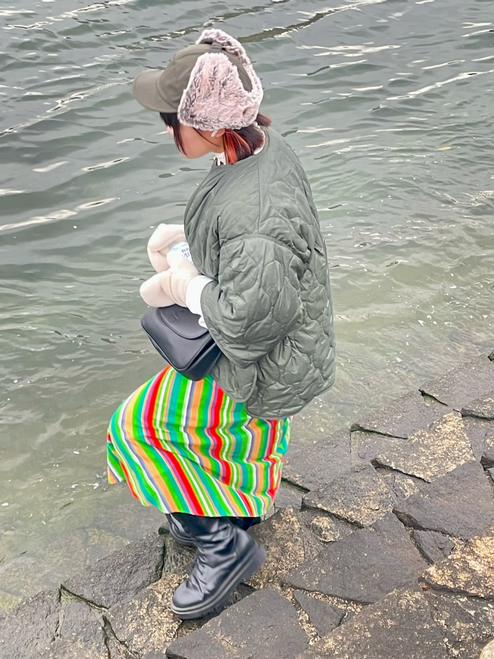 グリーン系のノーカラージャケットを着用したキッズの冬コーディネートの2枚目の写真