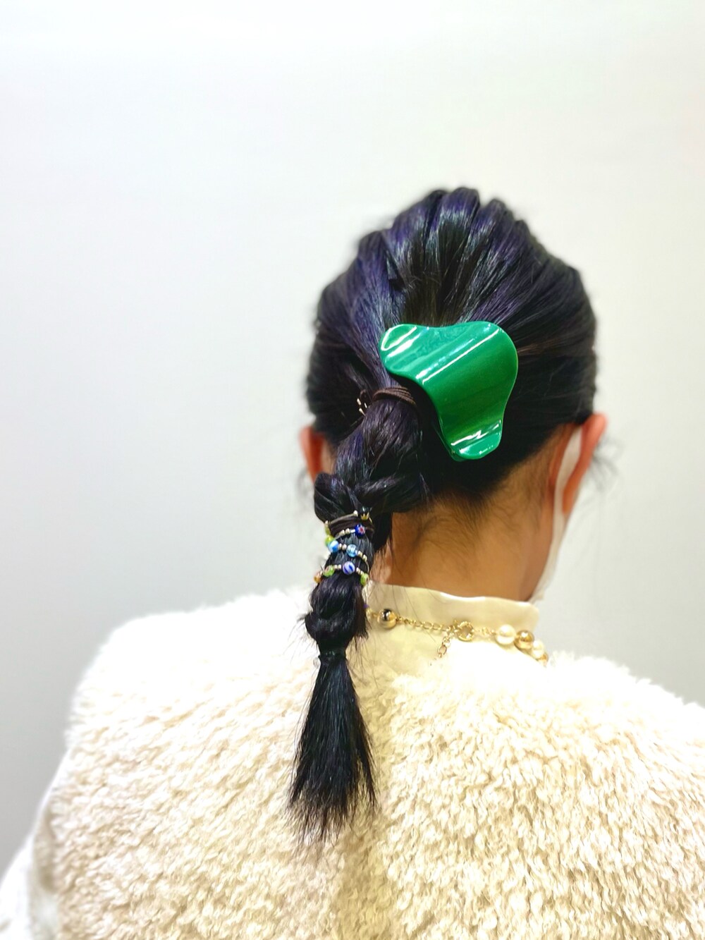 ホワイト系のベスト、グリーン系のバレッタ/ヘアクリップを着用したキッズの秋コーディネートの2枚目の写真