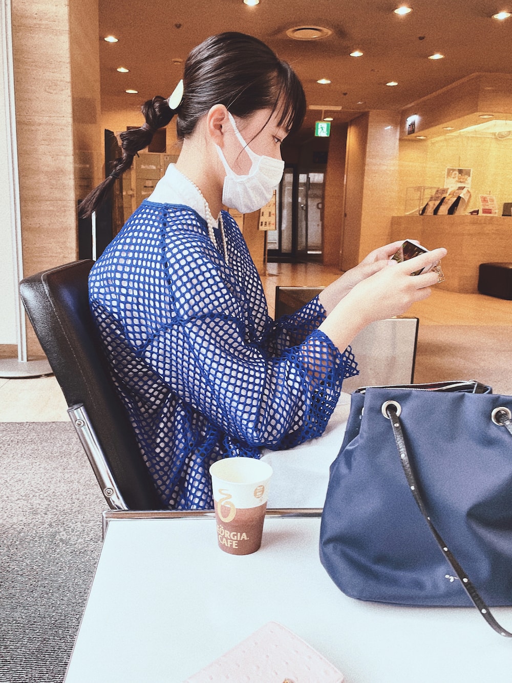 ブルー系のハンドバッグ、ブルー系のその他トップス、ホワイト系のネックレスを着用したキッズの秋コーディネートの2枚目の写真