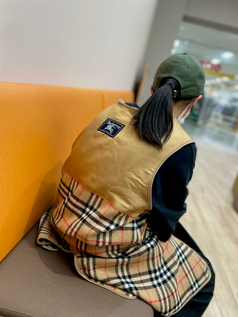 ベージュ系のその他アウター、ブラック系のTシャツ/カットソー、ブラウン系のトートバッグを着用したキッズの秋コーディネートの2枚目の写真