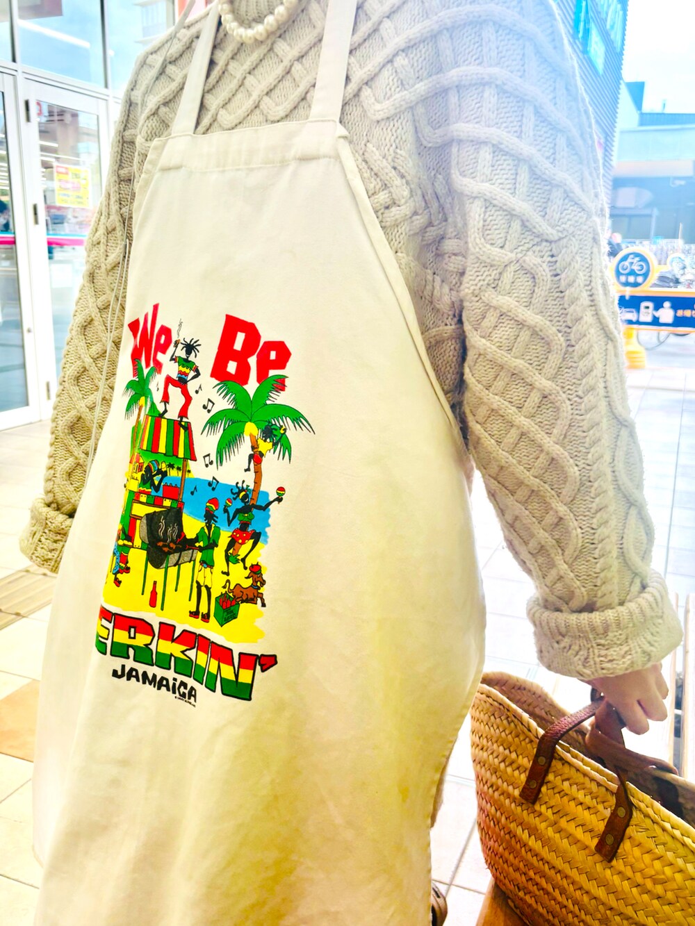 ホワイト系のニット/セーター、ホワイト系のエプロンを着用したキッズの春コーディネートの2枚目の写真