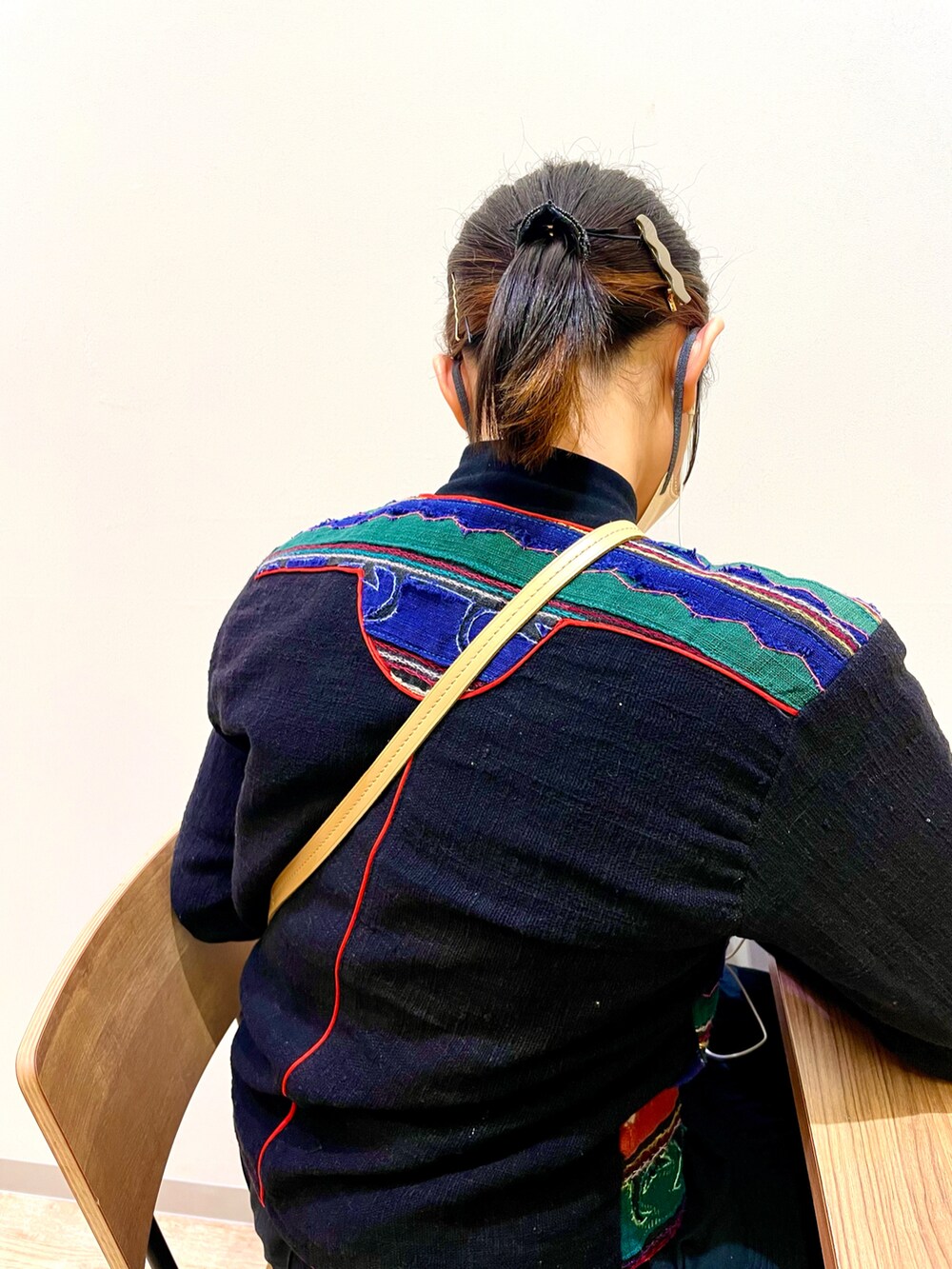 ブラック系のノーカラージャケットを着用したキッズの春コーディネートの3枚目の写真