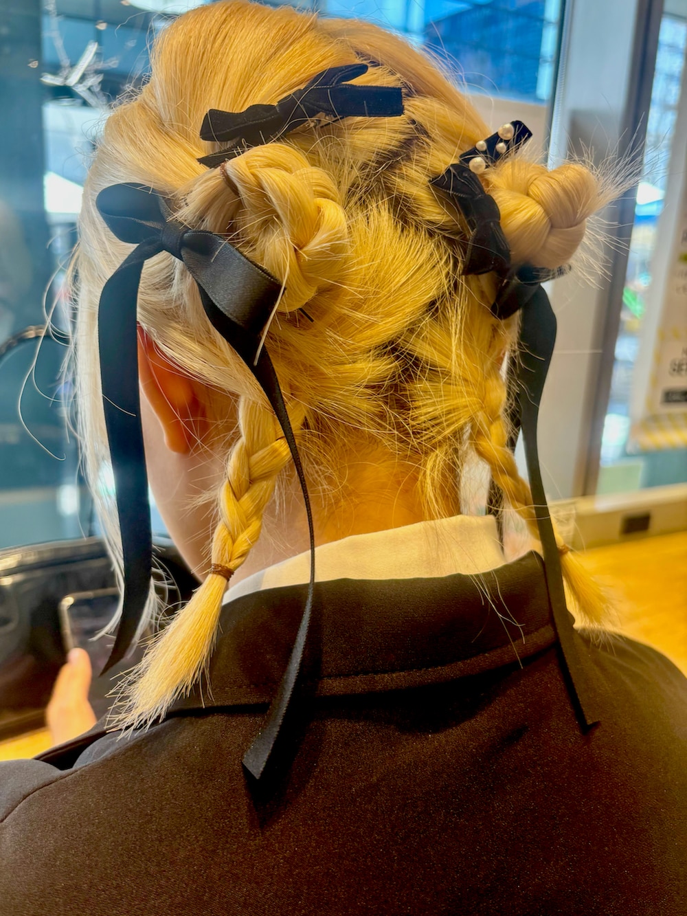 ブラック系のスニーカー、ブラック系のその他パンツ、ブラック系のバッグを着用したキッズの春コーディネートの2枚目の写真