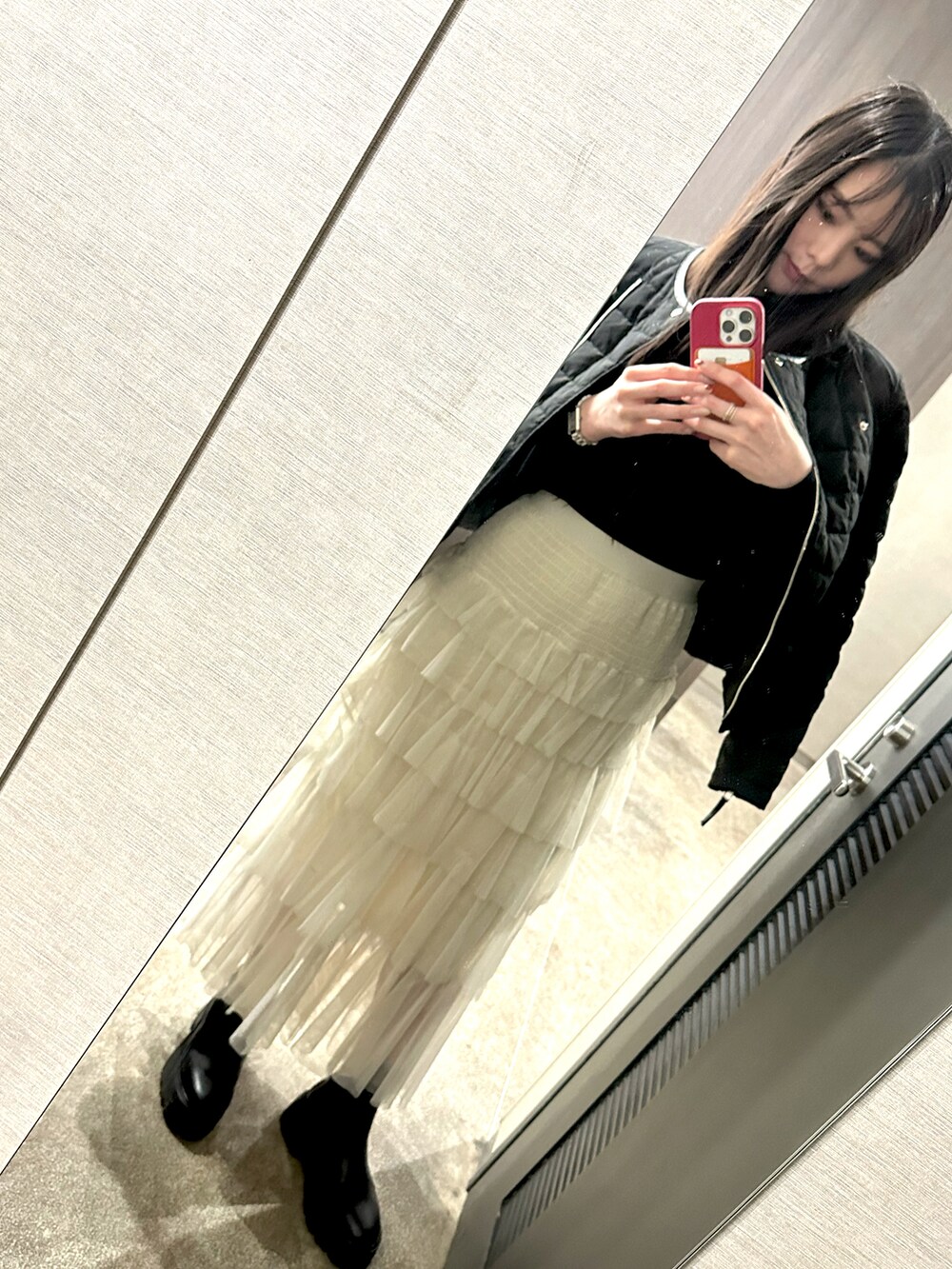 「ZARA、ｺｺﾃﾞｨｰﾙ、スカート、モノトーン、休日スタイル、着回しコーデ、セリーヌ、チュール、春、シンプルコーデ、大人女子」｜「ZARAのアイテム（トップス、ブラック系）」を使った、osd199さん（レディース・164cm）の春コーディネートの2枚目の写真